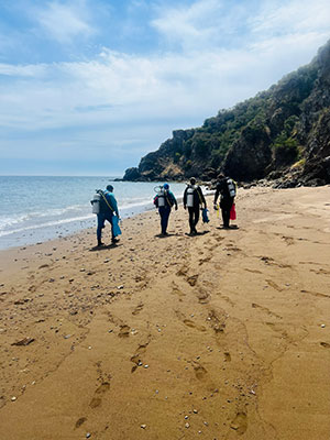 Divers walking along the shoreline