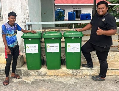 Reef Check coral reef conservation program with community members recycling waste.